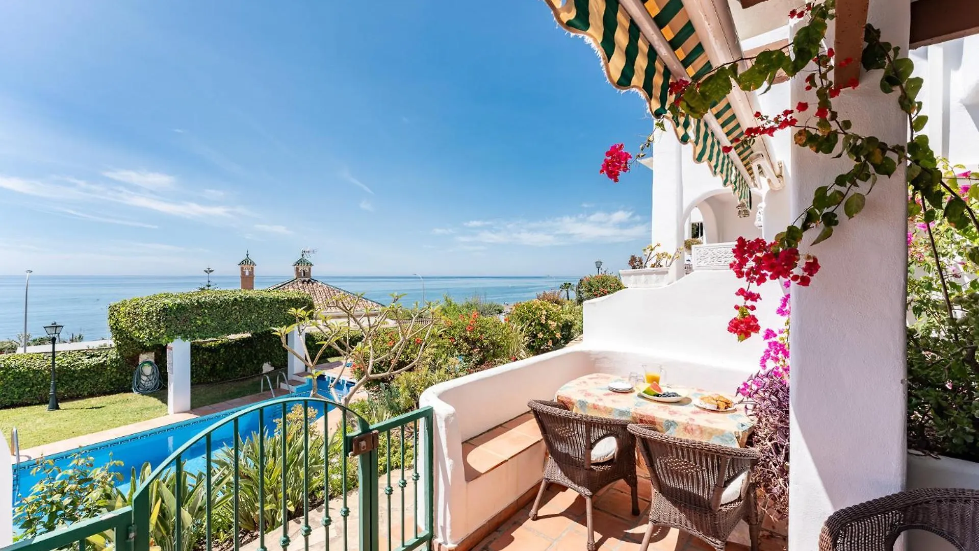 Beach Front Townhouse With Lovely Terrace And Direct Access To The Pool 贝纳哈拉菲