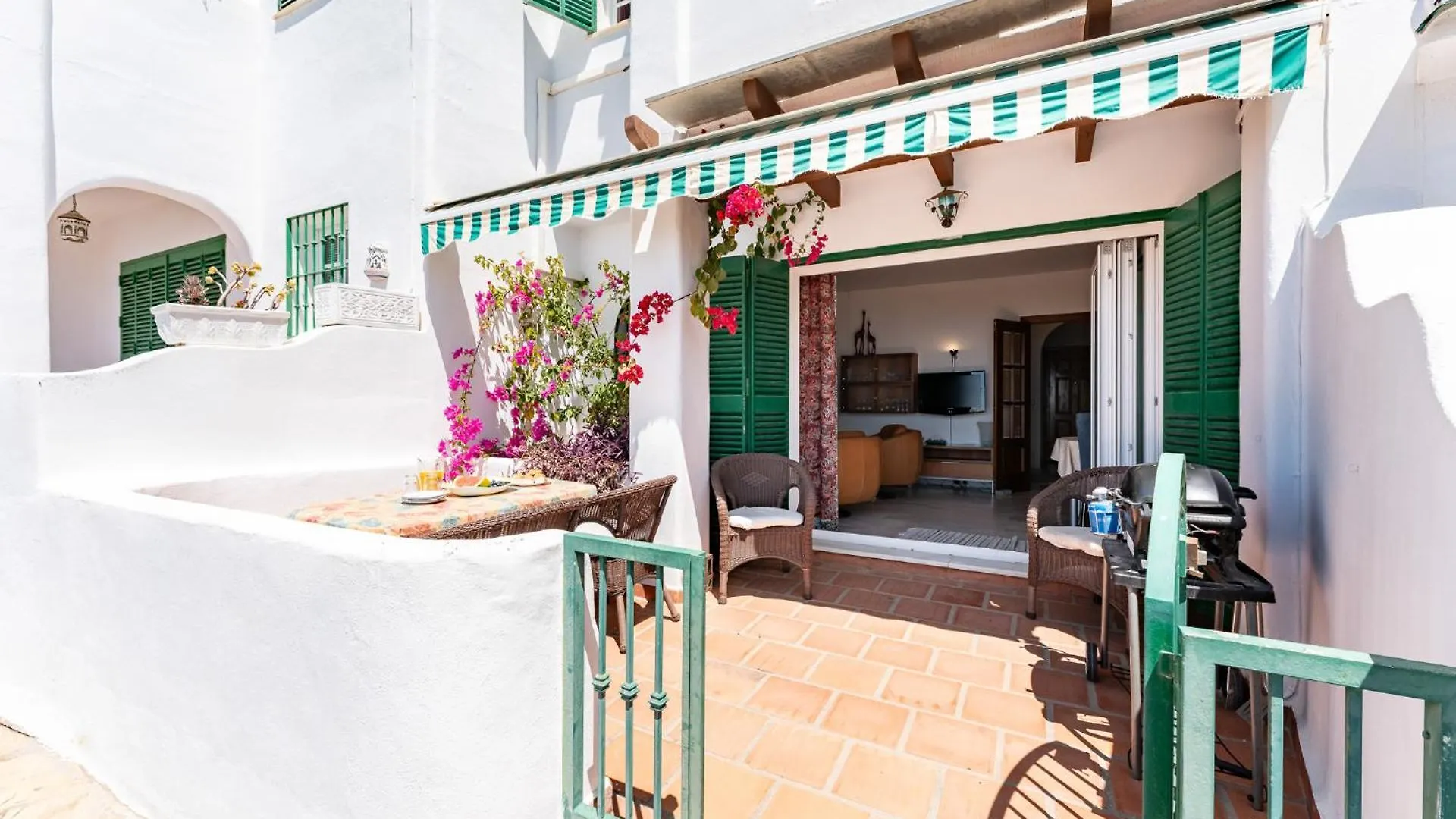 Beach Front Townhouse With Lovely Terrace And Direct Access To The Pool 贝纳哈拉菲