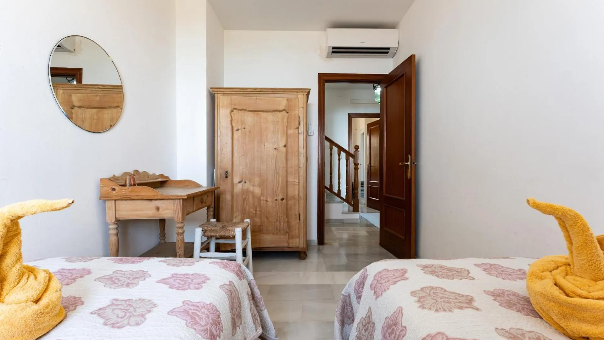 Beach Front Townhouse With Lovely Terrace And Direct Access To The Pool 贝纳哈拉菲 西班牙