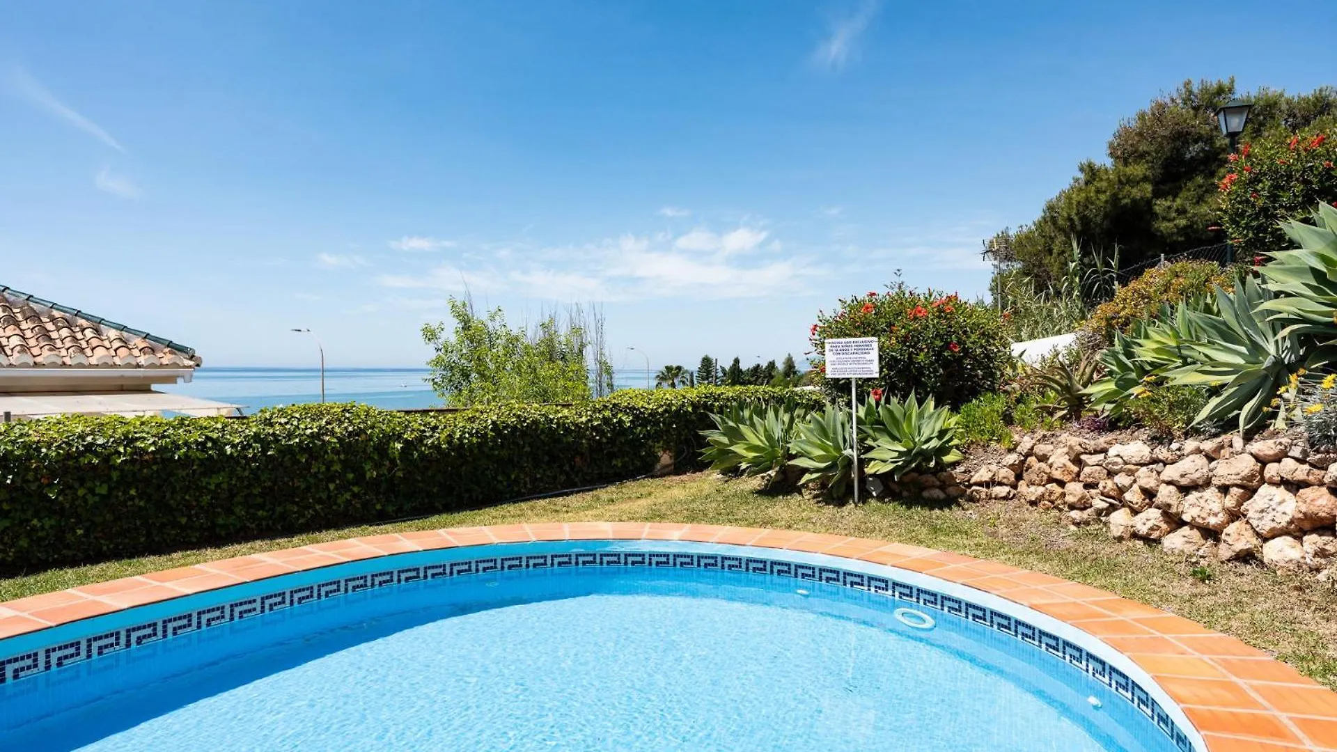 Beach Front Townhouse With Lovely Terrace And Direct Access To The Pool 贝纳哈拉菲 度假居