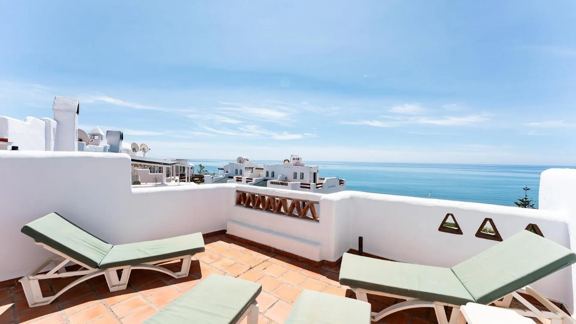 Beach Front Townhouse With Lovely Terrace And Direct Access To The Pool 贝纳哈拉菲