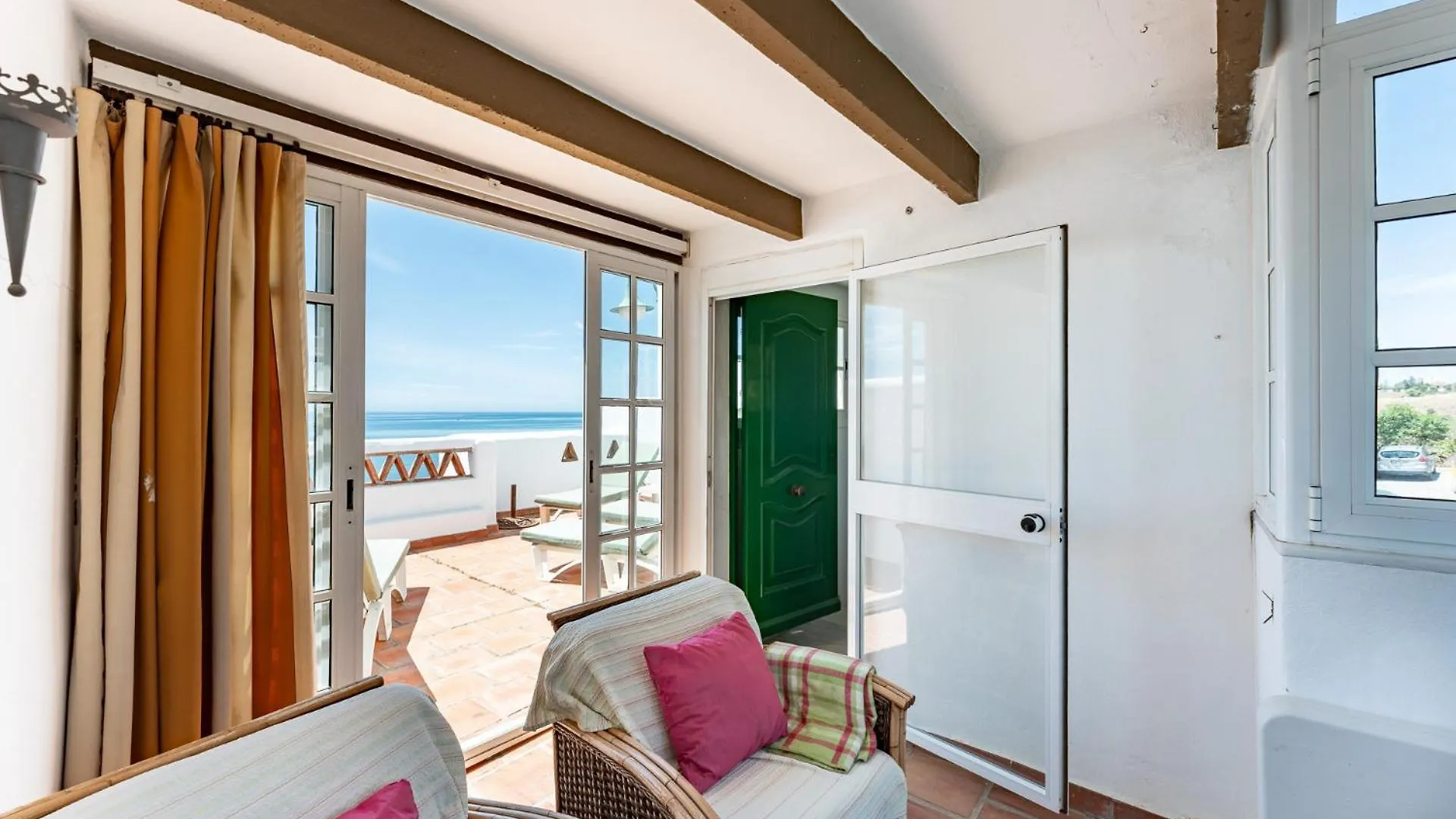 Beach Front Townhouse With Lovely Terrace And Direct Access To The Pool 贝纳哈拉菲 西班牙